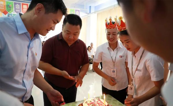 集團(tuán)領(lǐng)導(dǎo)為壽星們點燃生日蠟燭