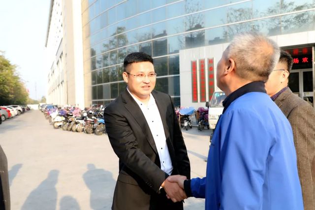 總工會領(lǐng)導(dǎo)蒞臨乾港 總工會領(lǐng)導(dǎo)蒞臨乾港